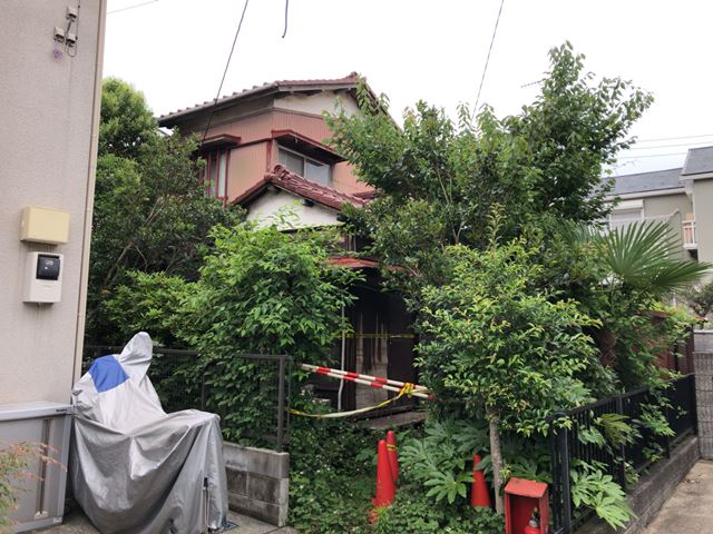 横浜市港北区大曾根の木造2階建て家屋解体工事前の様子です。
